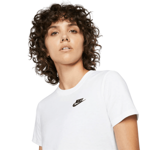 Camiseta Nike Sportswear Club Feminina DN2393